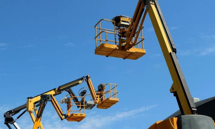 Jakie prace wysokościowe wspierają podnośniki koszowe?