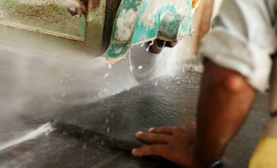 Dlaczego warto postawić na lokalne usługi kamieniarskie?