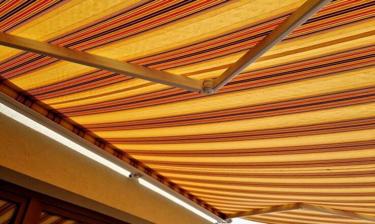 Ochrona przed deszczem i słońcem: jak markizy tarasowe wpływają na warunki na tarasie?