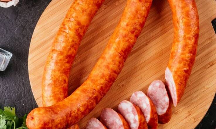 Tradycyjne wędzone kiełbasy – dlaczego warto je wybrać?