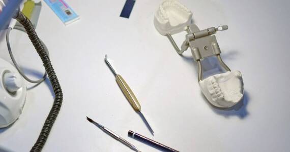 Etapy procesu tworzenia i dopasowania protez zębowych