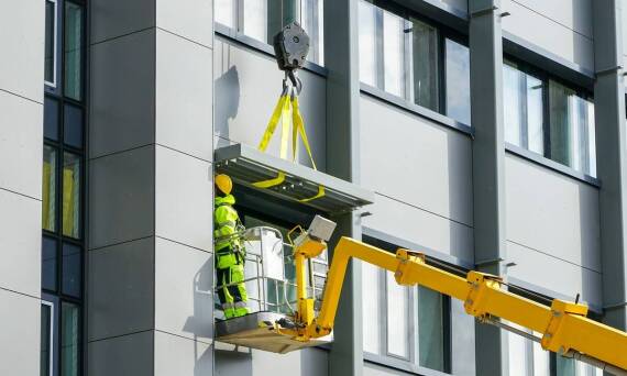 Zastosowanie podnośnika koszowego w montażu reklam i szyldów