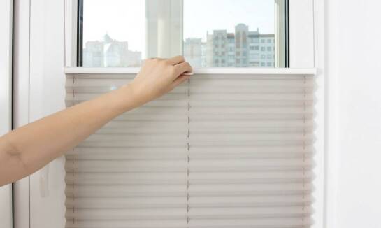 Rolety rzymskie w sypialni: jak zapewnić sobie spokój i prywatność?