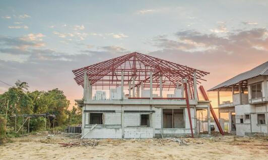 Jakie są główne różnice między domami modułowymi a innymi typami budynków?
