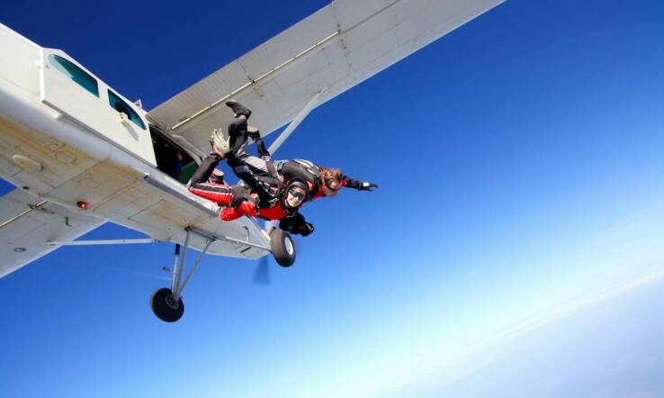 Bezpieczeństwo podczas skoków z wysokości: Jak dbamy o uczestników?