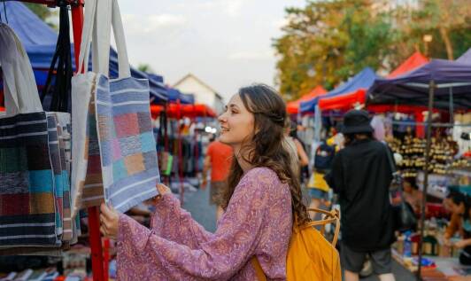 Rola reklamówek z logo w budowaniu relacji z klientami