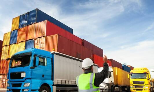 Platforma przeładunkowa a bezpieczeństwo pracy: kluczowe aspekty i najlepsze praktyki