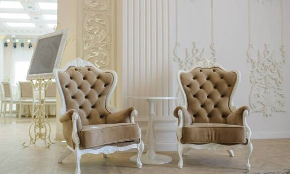 Rola stołów z litego drewna w nowoczesnych aranżacjach wnętrz