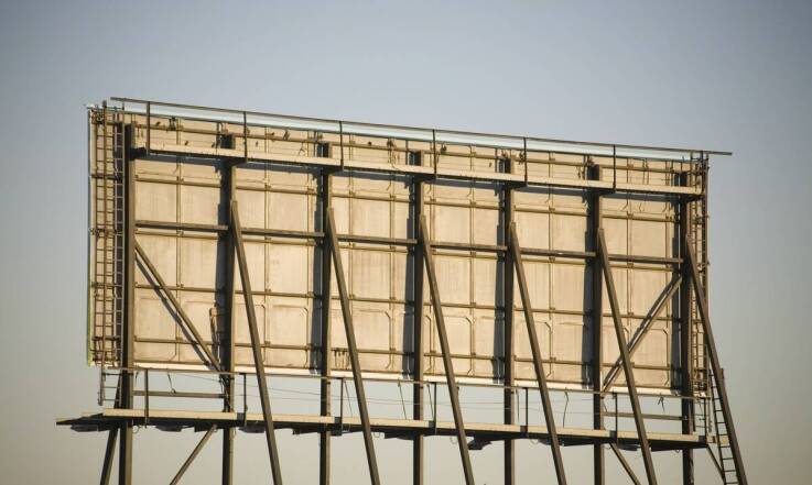 Jak poliwęglan komorowy 1250x6000 poprawia estetykę i funkcjonalność tablic reklamowych?