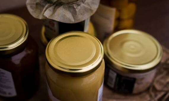 Szybka wysyłka i niskie ceny – co oferują producenci słoików 500ml?