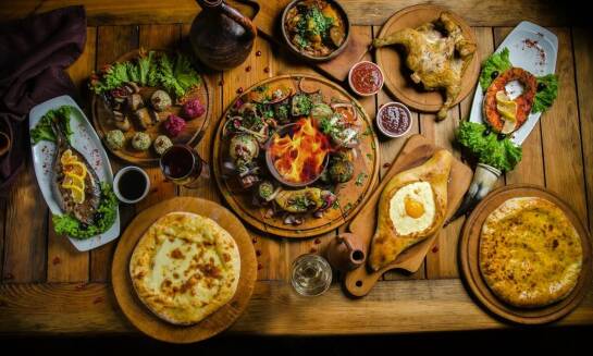 Jak kuchnia regionalna wpływa na popularność pizzy zawoja?