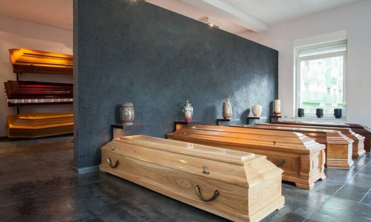 Jak sala ekspozycyjna pomaga w wyborze trumien i urn?