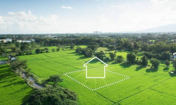 Jakie są różnice między podziałem nieruchomości a jej przekształceniem?