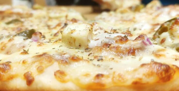 Czy można zrobić pizzę inspirowaną kuchnią góralską – np. z oscypkiem i żurawiną?