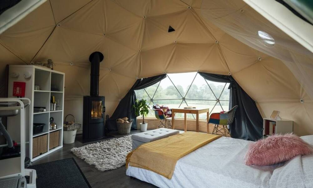 Jakie są zalety całorocznych namiotów glampingowych?