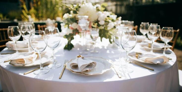Wpływ obrusów na wymiar na atmosferę przy stole podczas ważnych wydarzeń