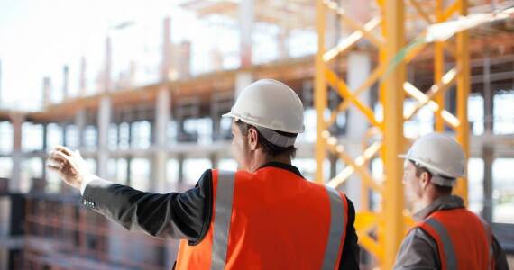Jak kierownik budowy współpracuje z inspektorem nadzoru budowlanego?