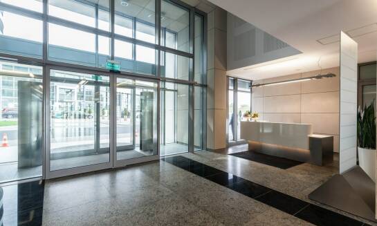 Jakie są korzyści z zastosowania elektrycznych kurtyn powietrznych w lokalach usługowych?