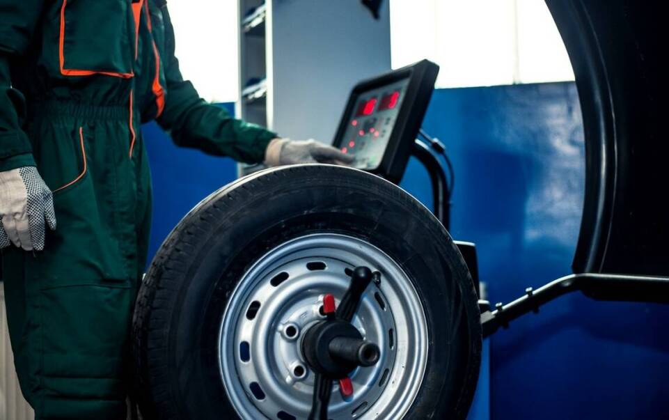 Wyważanie kół w ciężarówkach: Dlaczego jest kluczowe dla komfortu jazdy?