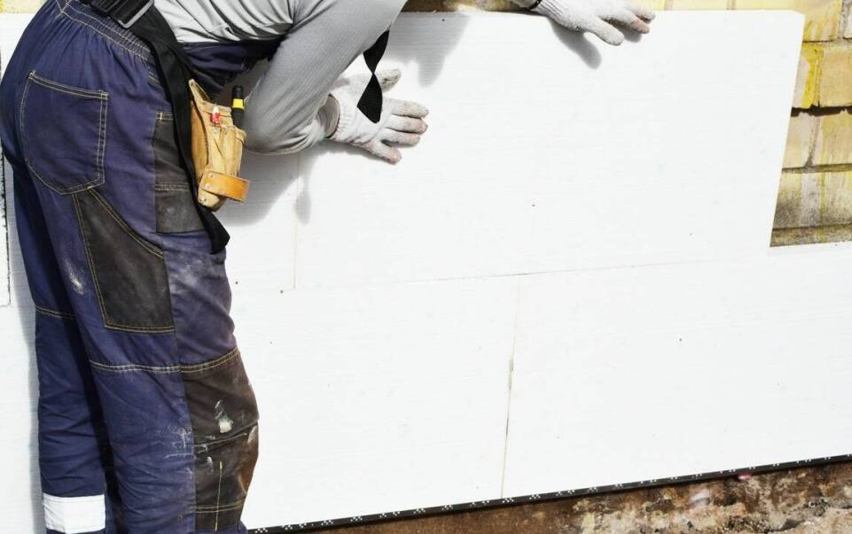 Styropian na fundamenty: jak zapewnia ochronę przed wilgocią i pleśnią?