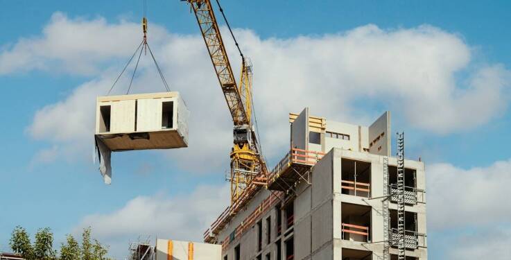 Korzyści z wynajmu dźwigów o udźwigu od 30 do 60 ton w budownictwie