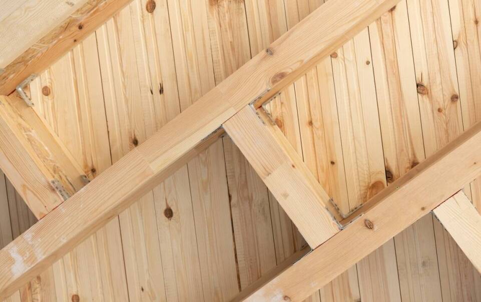 Proces wyboru materiałów do budowy domów drewnianych całorocznych – co warto wiedzieć?