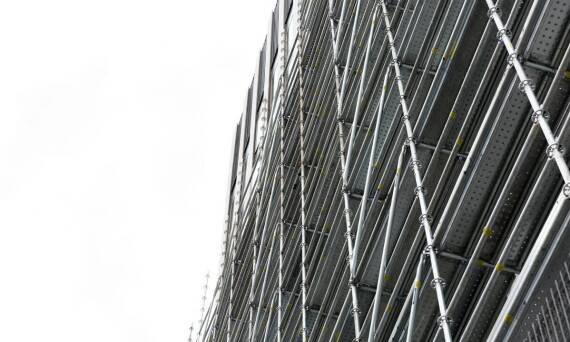 Zalety współpracy z lokalną wypożyczalnią rusztowań