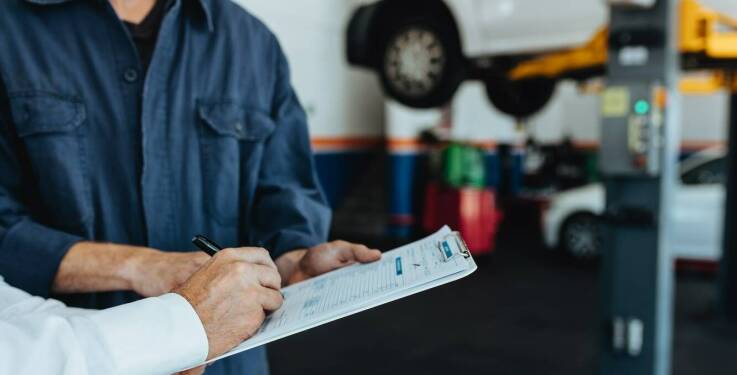 Rzeczoznawca samochodowy: ocena uszkodzeń mechanicznych pojazdu po wypadku