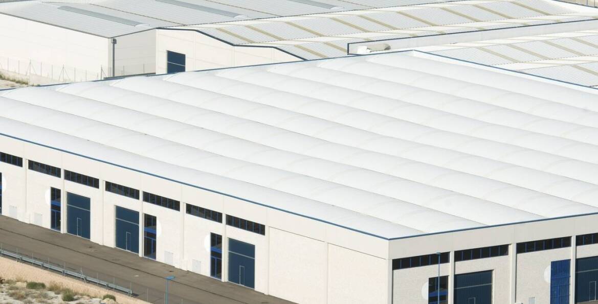 Kluczowe czynniki wpływające na decyzję o zakupie obiektów przemysłowych na sprzedaż