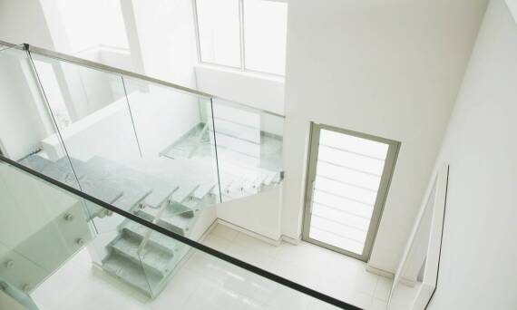 Drzwi szklane – rozwiązanie dla minimalistycznych wnętrz