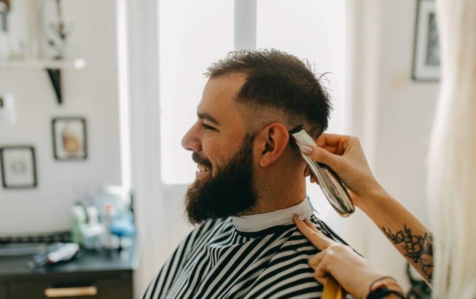 Jakie techniki modelowania włosów oferują najlepsi fryzjerzy męscy?