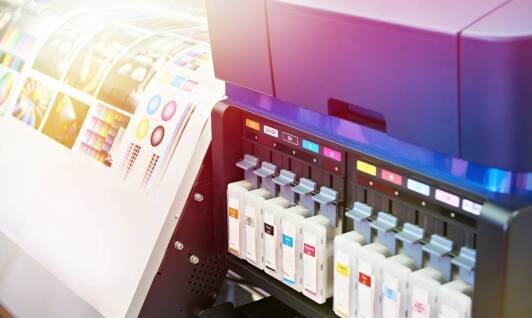 Drukowanie kodów kreskowych – dlaczego warto skorzystać z profesjonalnej drukarni?