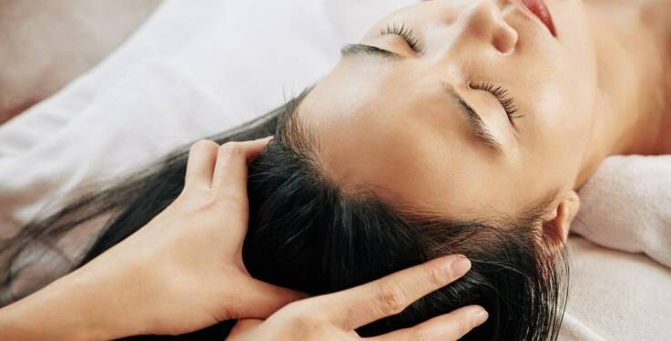 Trychologiczne zabiegi na Mokotowie – jakie korzyści przynoszą skórze głowy?