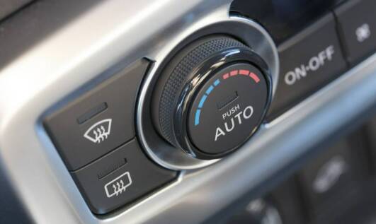 Jakie są zalety zlecania okresowych przeglądów systemów klimatyzacyjnych?