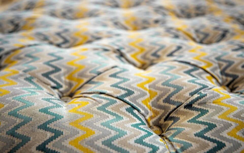 Tkaniny pierzochronne a ich wpływ na komfort użytkowania mebli