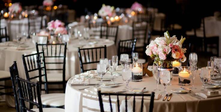 Zalety organizacji wesela w profesjonalnie przygotowanej sali na 100 gości