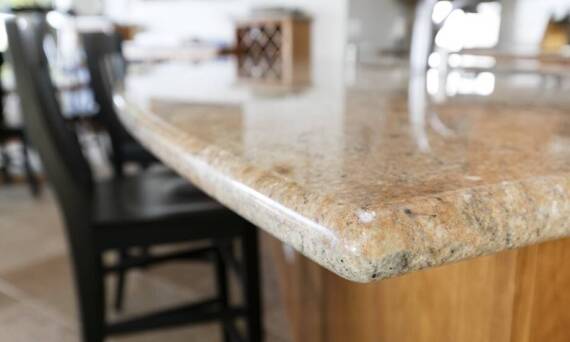 Spiek kwarcowy czy granit co lepiej wybrać na blat wyspy kuchennej? 