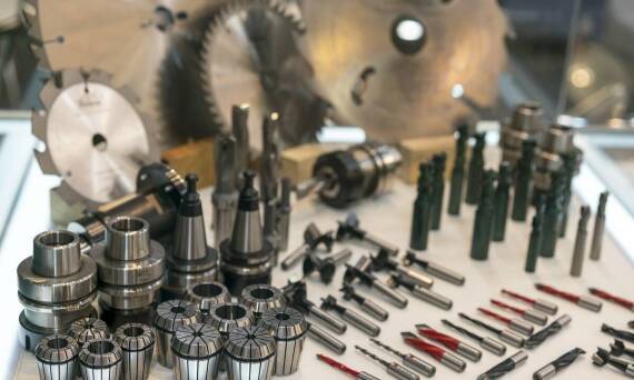 Jak szlifierki pneumatyczne wspierają pracę w profesjonalnych warsztatach lakierniczych?