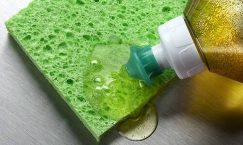 Jak odkamieniacz do kabin prysznicowych wpływa na oszczędność czasu podczas sprzątania?