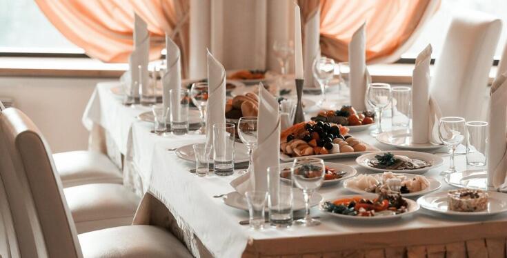 Jak usługi cateringowe mogą podnieść jakość wigilijnego przyjęcia?