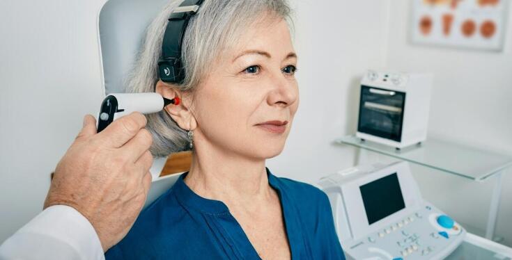 Dlaczego warto korzystać z profesjonalnego serwisu aparatów słuchowych?