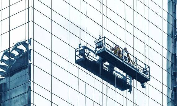 Jak bezpiecznie umyć przeszklony budynek?