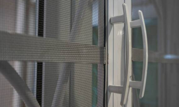 Moskitiery na wymiar – ochrona przed owadami dla mieszkańców terenów zalesionych