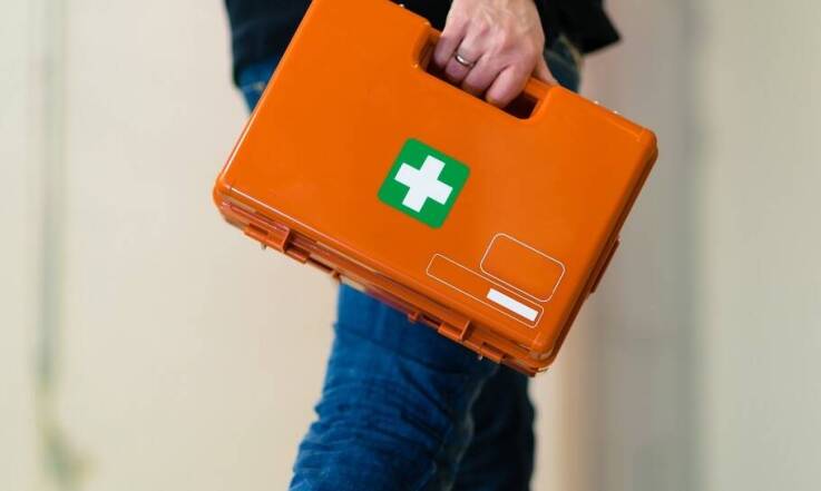 W jaki sposób powinna być oznakowana apteczka w zakładzie pracy? 