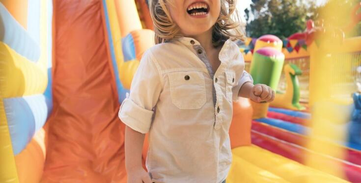 Jak zorganizować bezpieczną strefę zabaw z dmuchańcami podczas festynu?