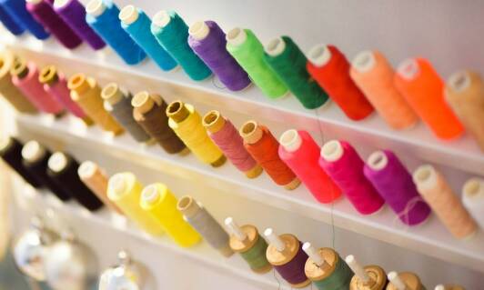 Krawcowa Inowrocław: co wpływa na wybór tkanin do szycia odzieży?