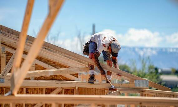 Kiedy należy rozważyć naprawę zamiast wymiany dachu?