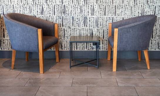 Jakie korzyści przynosi inwestycja w meble metalowe dla przestrzeni publicznych?