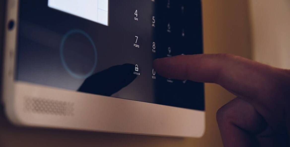 Jakie czynniki brać pod uwagę przy wyborze systemu alarmowego do montażu?