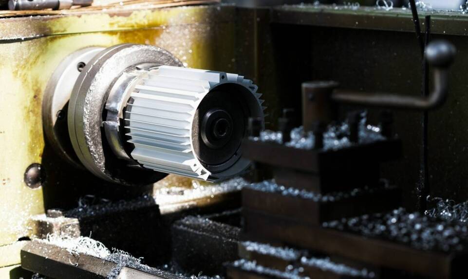 Nowoczesne podejście do obróbki profili aluminiowych dzięki maszynom CNC